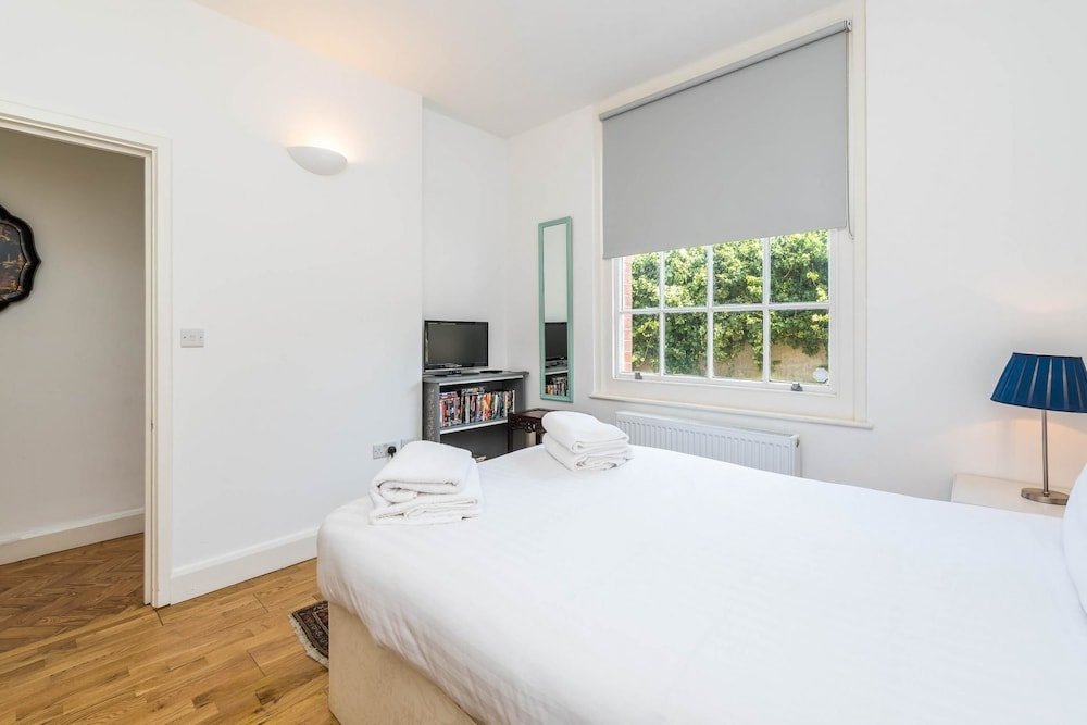 Фото Cosy 2 Bedroom Garden Flat in Battersea/clapham