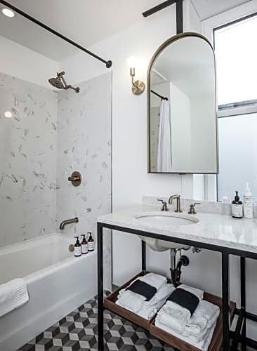 Фото The Explorers Society Hotel