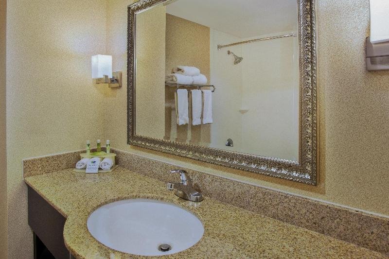 Фото Newmarket Hotel & Suites