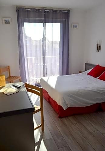 Фото Hôtel Les Mimosas