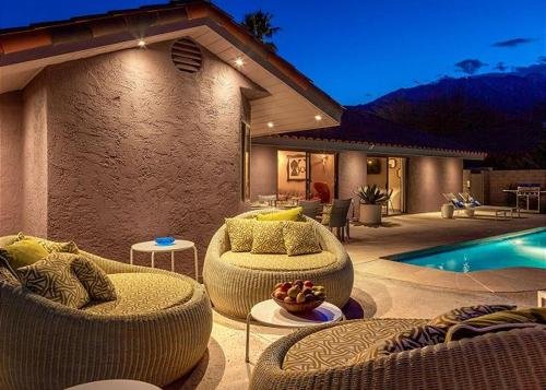 Фото Vibrant in Palm Springs by RedAwning