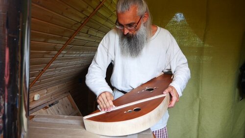 Müzik enstrumanların tamiri Harp-master Vladimir Borisov, Kalujskaya oblastı, foto
