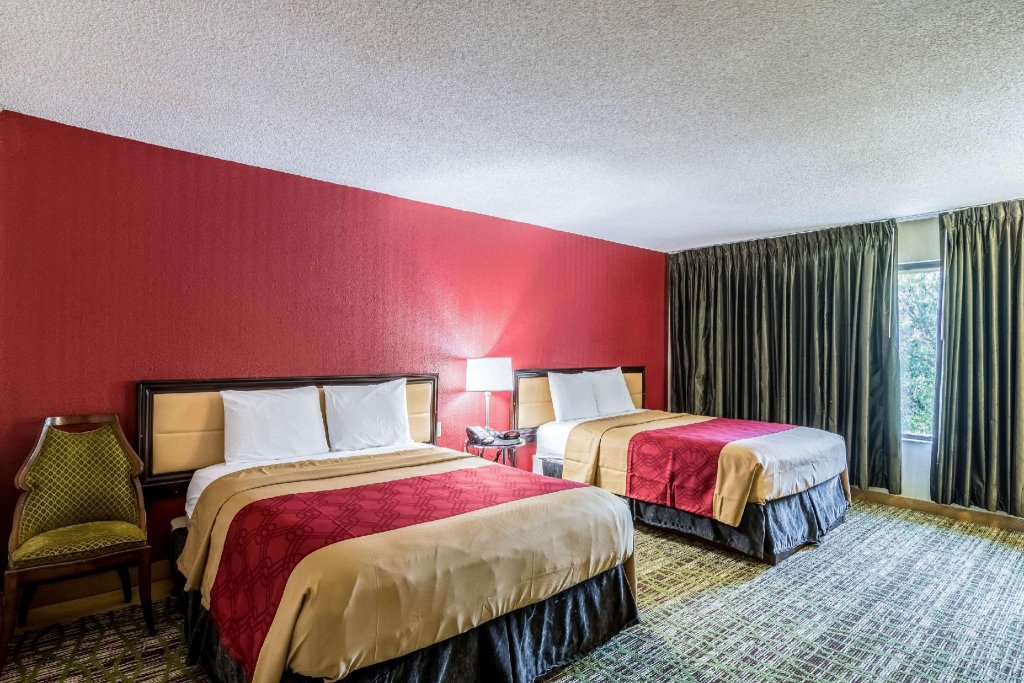 Фото Rodeway Inn & Suites