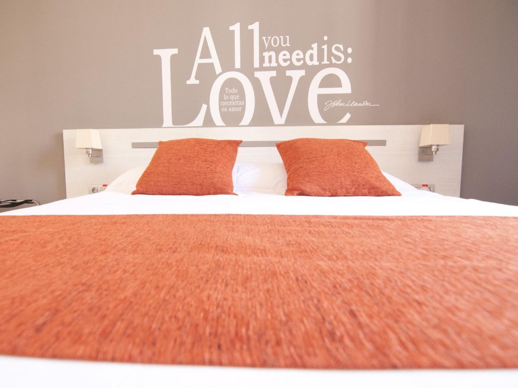 Фото Hostal Live Barcelona