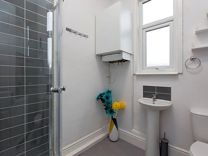 Фото Townhouse Plus @ 166 Edleston Road Crewe