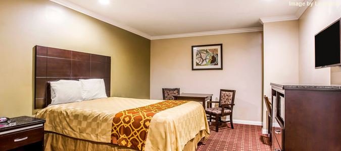 Фото Rodeway Inn & Suites