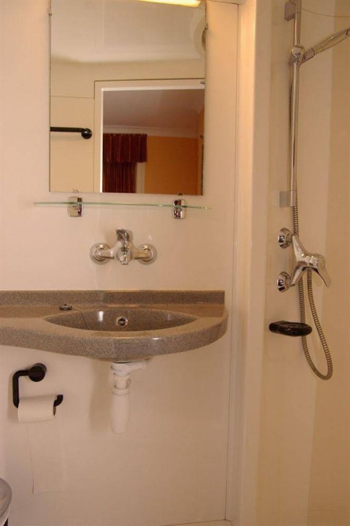 Фото Tudor Court Hotel