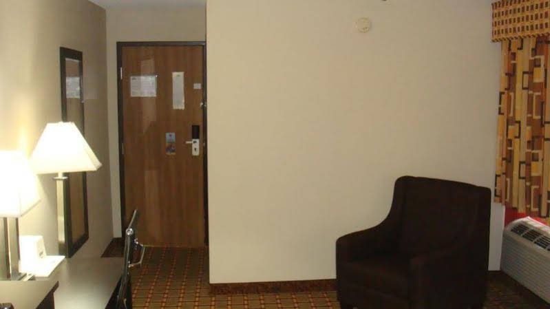 Фото Days Inn by Wyndham Muncie -Ball State University