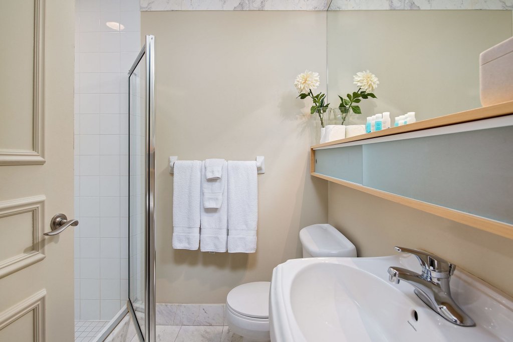 Фото Sky Suites Yorkville