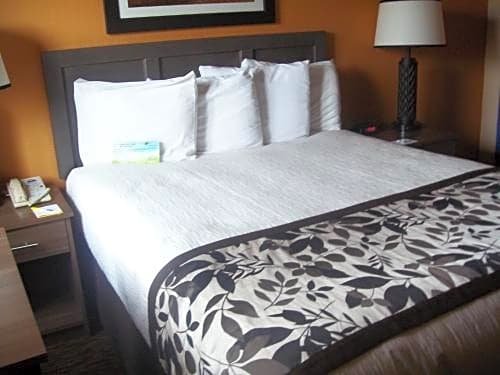 Фото Days Inn & Suites by Wyndham Bozeman