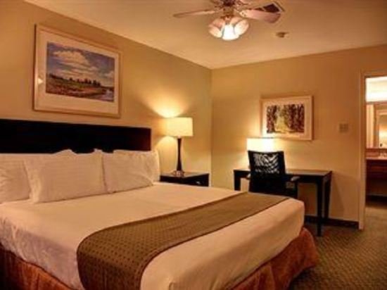 Фото Ramada by Wyndham Shreveport Airport