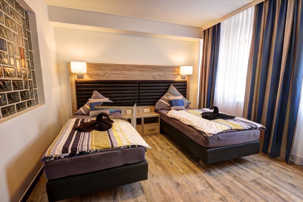 Фото Hotel Zum Halbmond