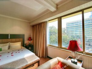 Гостиница Dong Fang Hotel 