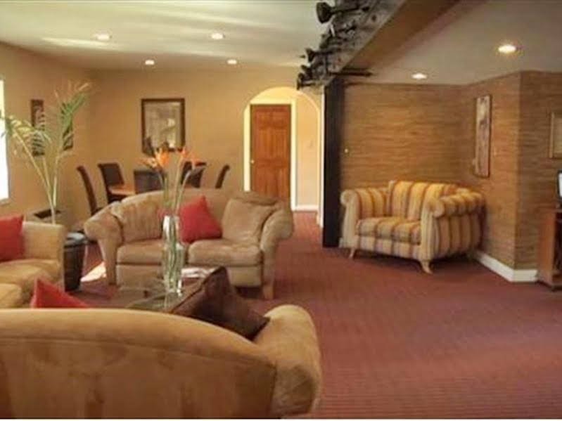 Фото Wilshire Crest Hotel