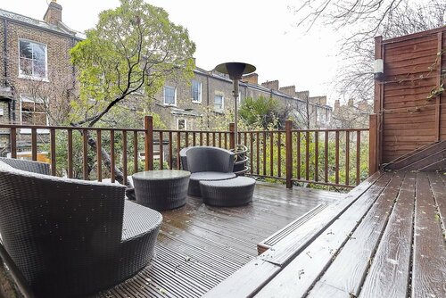 Апартаменты Cheverton Road Townhouse в Лондоне