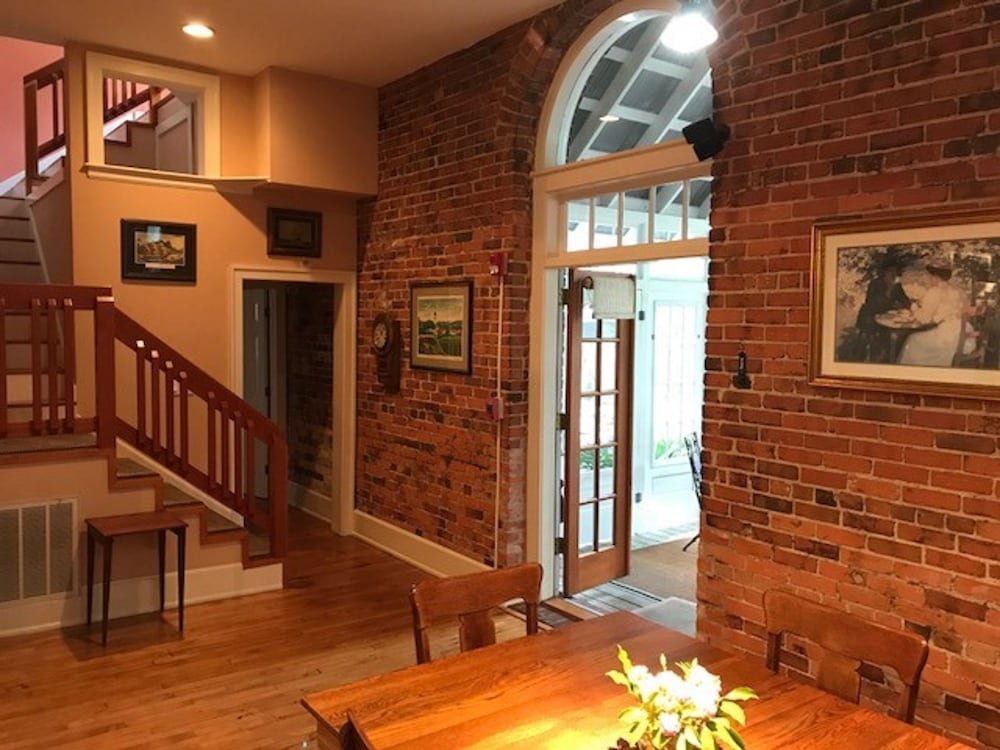 Фото Front Street Inn