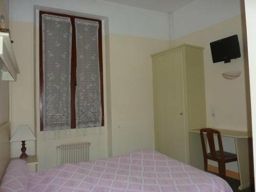 Внешний вид отеля Hotel de Paris в Ле Бюге, фото 2