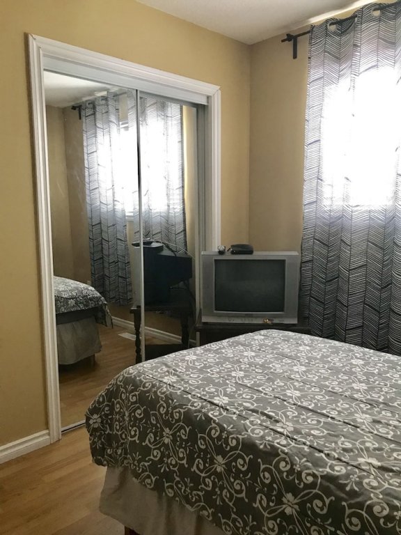 Фото Central Edmonton Private Rooms