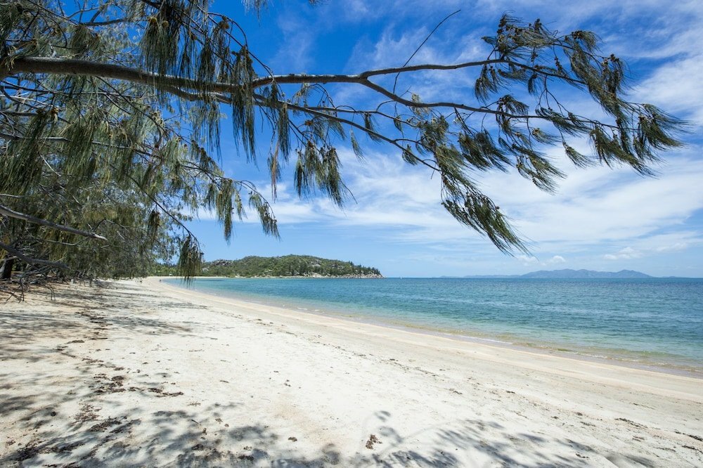 Hotel Azure on Geoffrey Bay, Queensland, photo