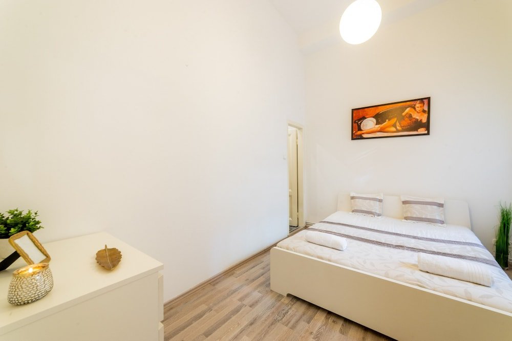 Фото Real Apartments Lovag