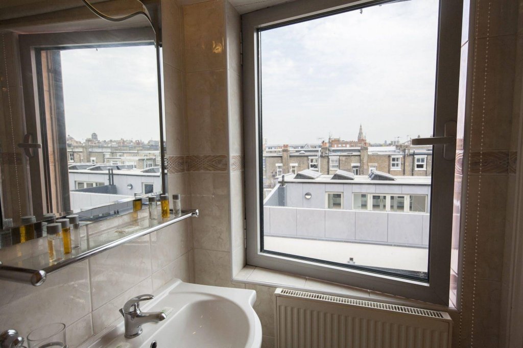 Фото Maiden Oval Hotel