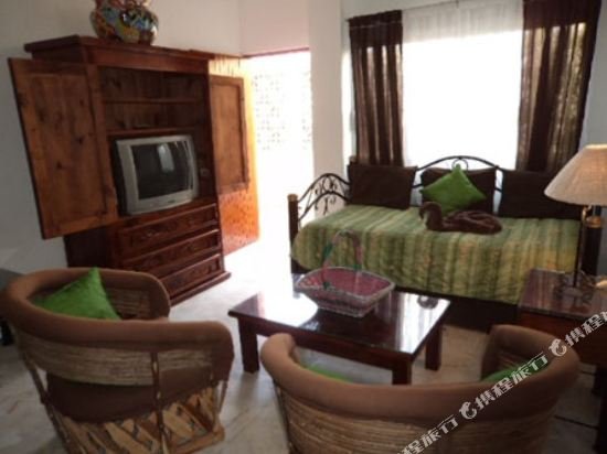 Фото Hotel El Sombrero Suites