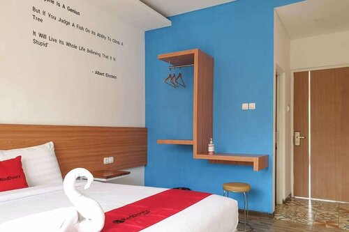Гостиница RedDoorz near Jawa Timur Park 2