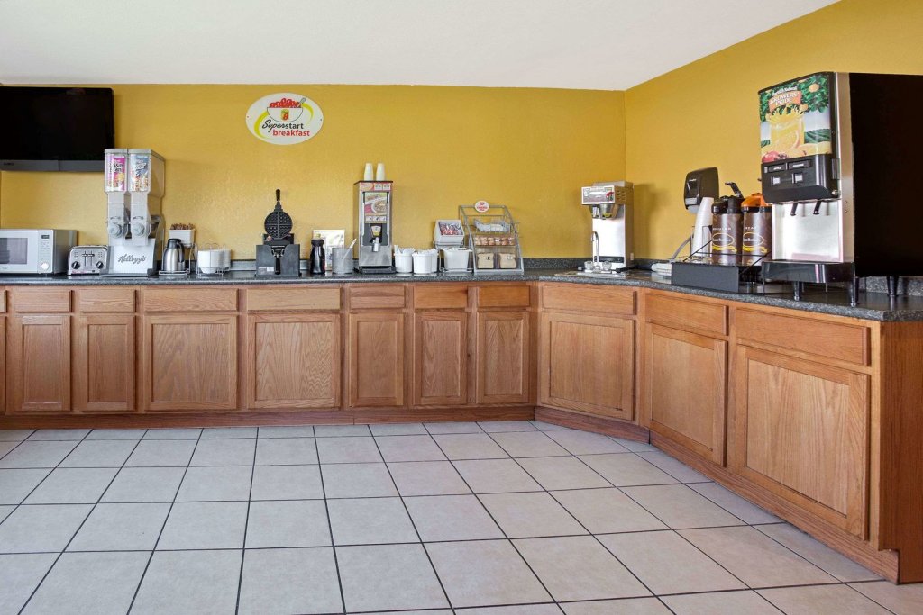 Фото Super 8 by Wyndham Denver Stapleton