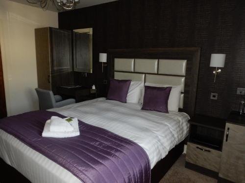 Фото The White Swan