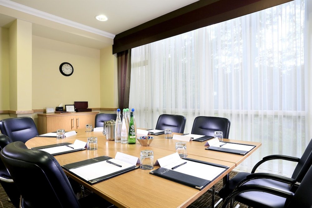 Фото Macdonald Norwood Hall Hotel