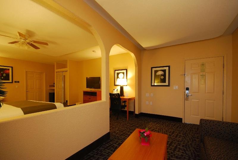 Фото Best Western Plus Emerald Inn & Suites