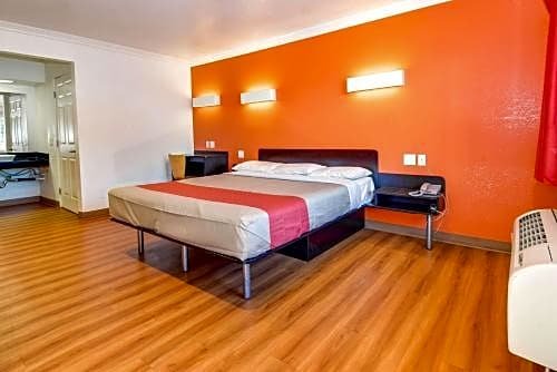 Фото Motel 6 Garden Grove