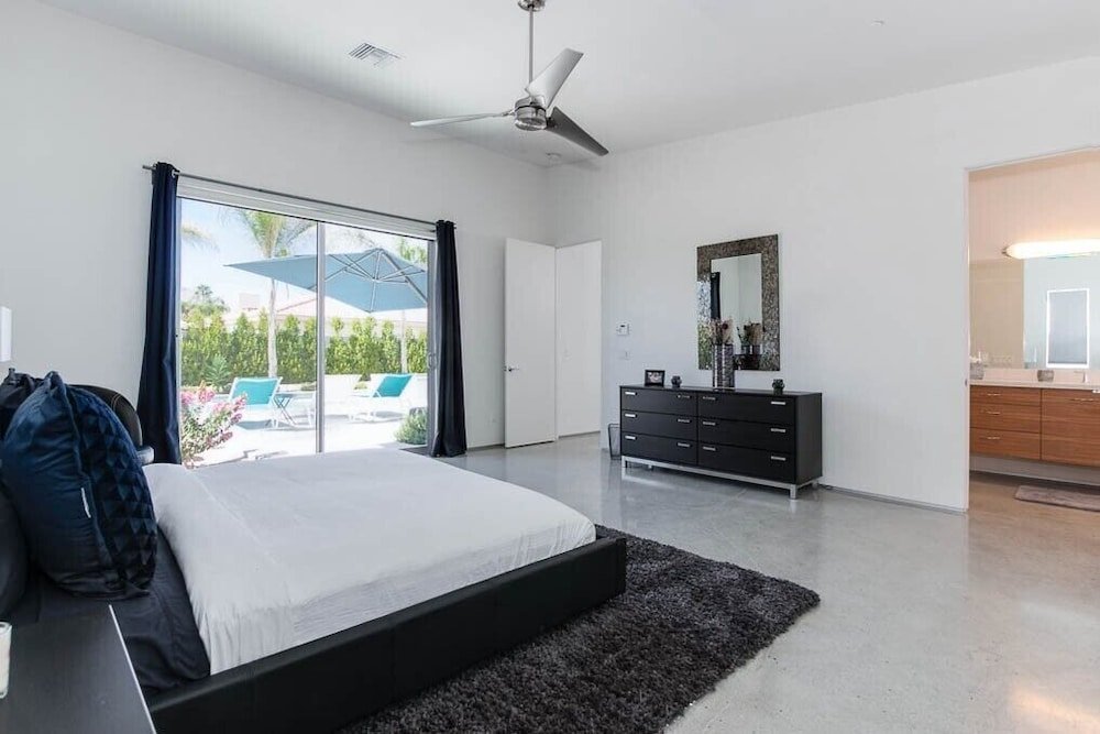 Фото 3br 2ba Modern Beauty With Pool and Hot Tub by RedAwning