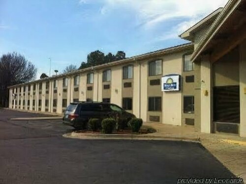 Гостиница Days Inn & Suites by Wyndham Brinkley