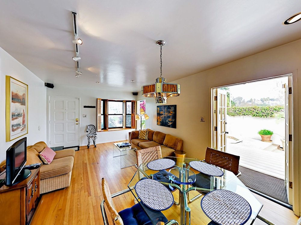 Фото Beach Bungalow in Ventura by RedAwning