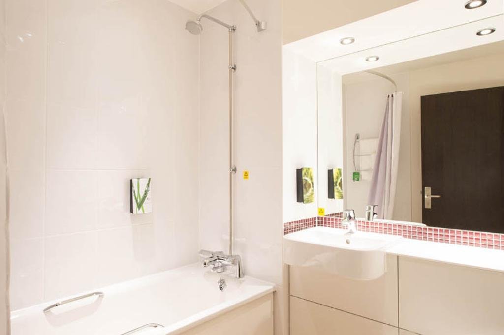 Фото Premier Inn London Hendon - The Hyde