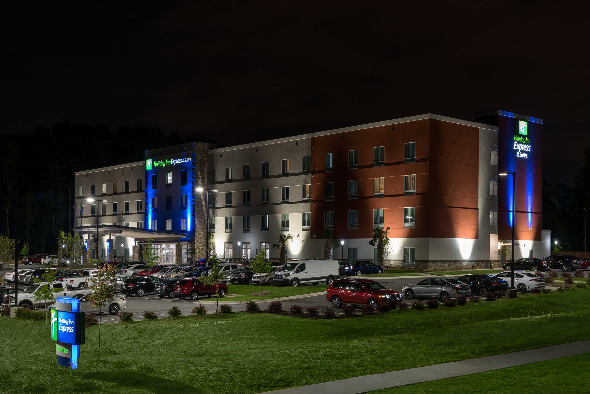 Фото Holiday Inn Express & Suites Charlotte Airport, an Ihg Hotel