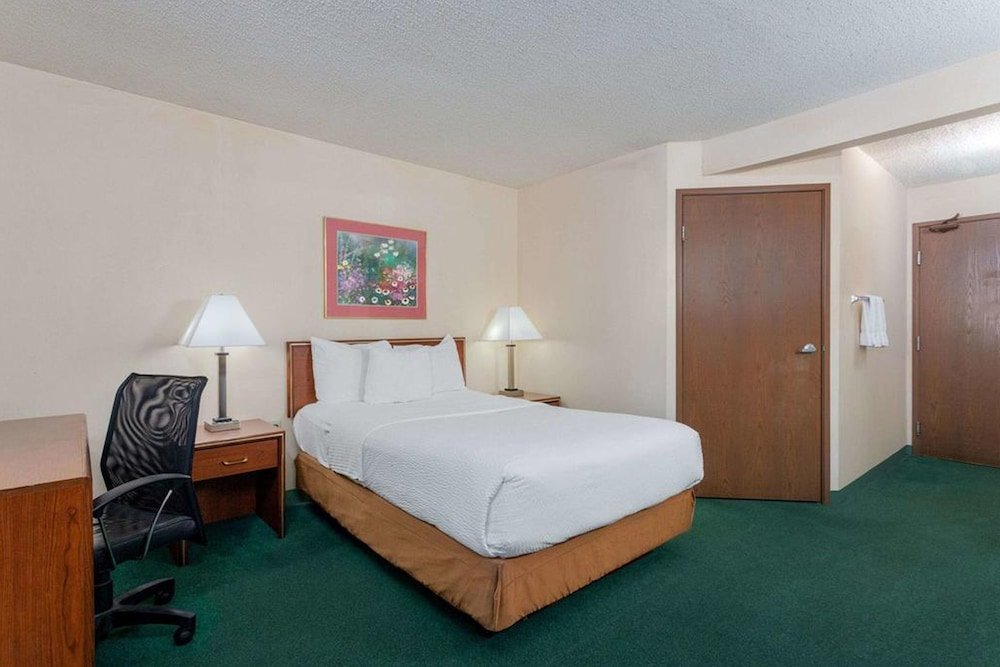 Фото La Quinta Inn by Wyndham Indianapolis East-Post Drive