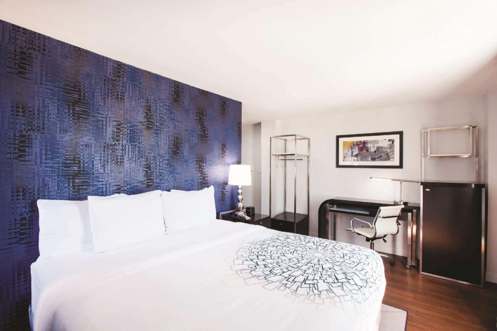Фото Holiday Inn Express Dallas Downtown, an Ihg Hotel