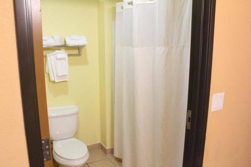 Фото Days Inn by Wyndham Suites San Antonio North/Stone Oak