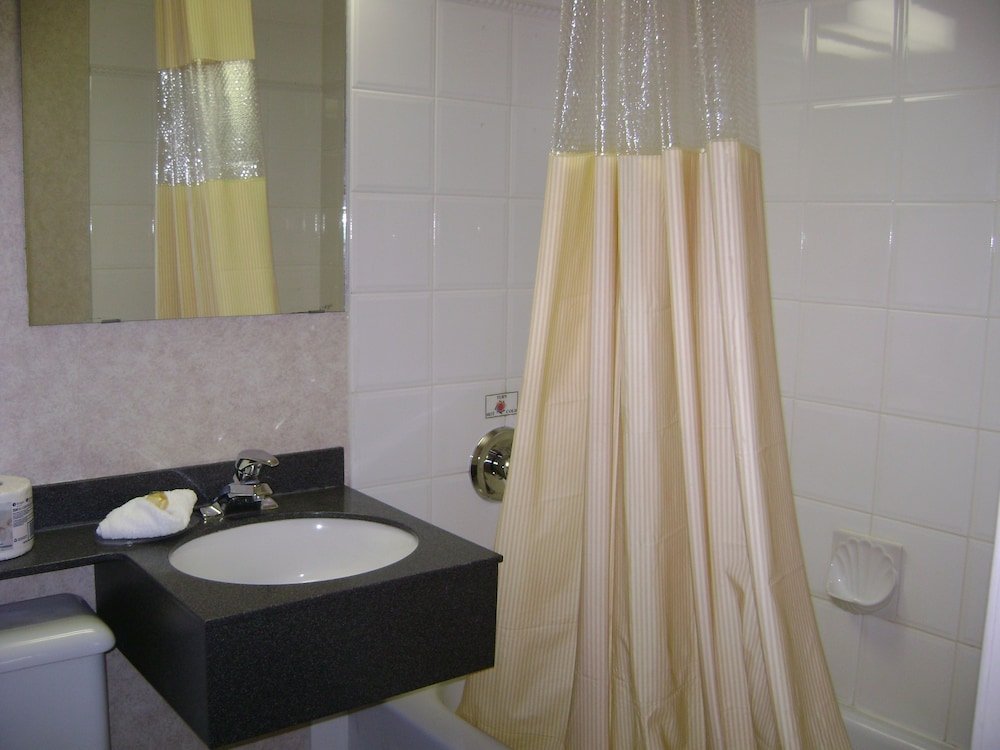 Фото Days Inn by Wyndham Victoria On The Harbour