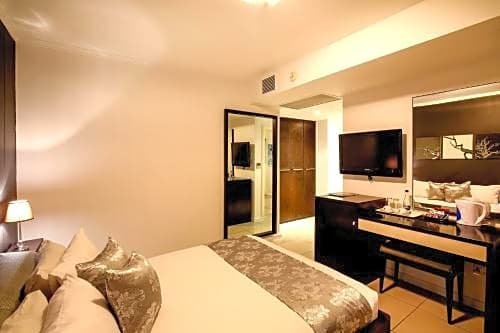 Фото The Nicol Hotel and Apartments