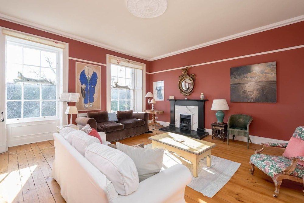 Фото Bright and Spacious 4-bedroom Apart in Stockbridge