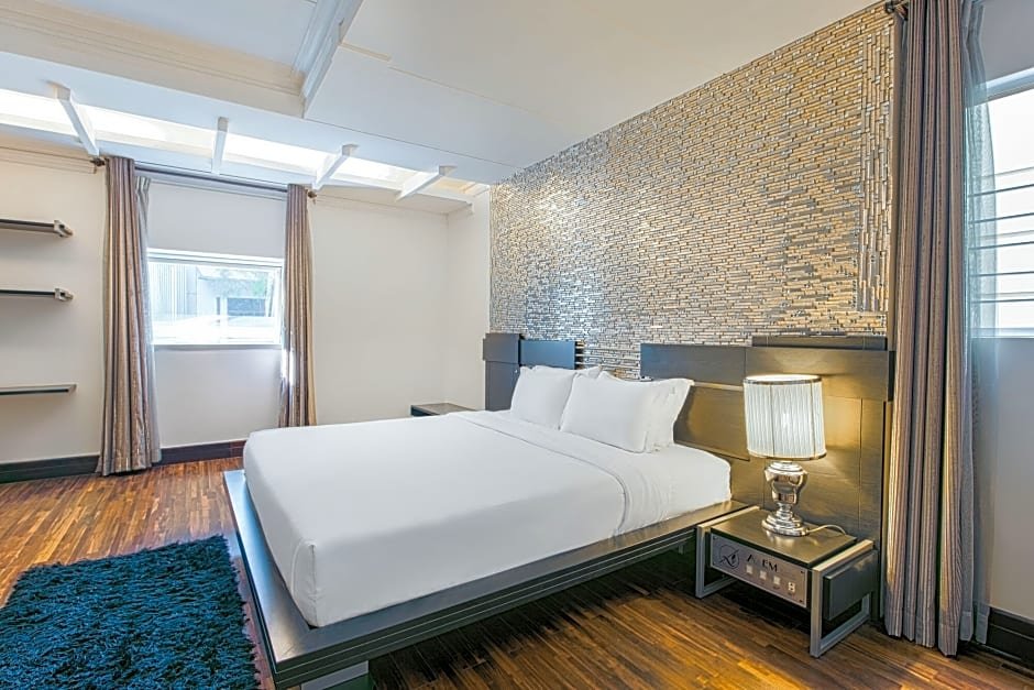 Фото A&em - The Petit Hotel