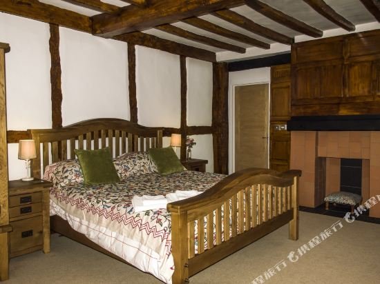 Фото The Three Gables