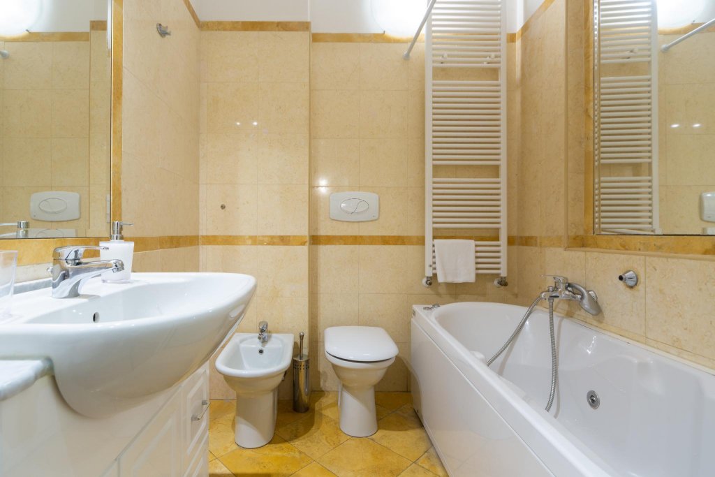 Фото Tra le Due Torri e Piazza Santo Stefano Apartment