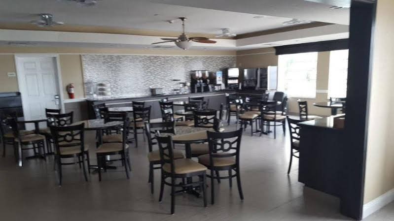 Фото Days Inn & Suites by Wyndham Galveston West/Seawall