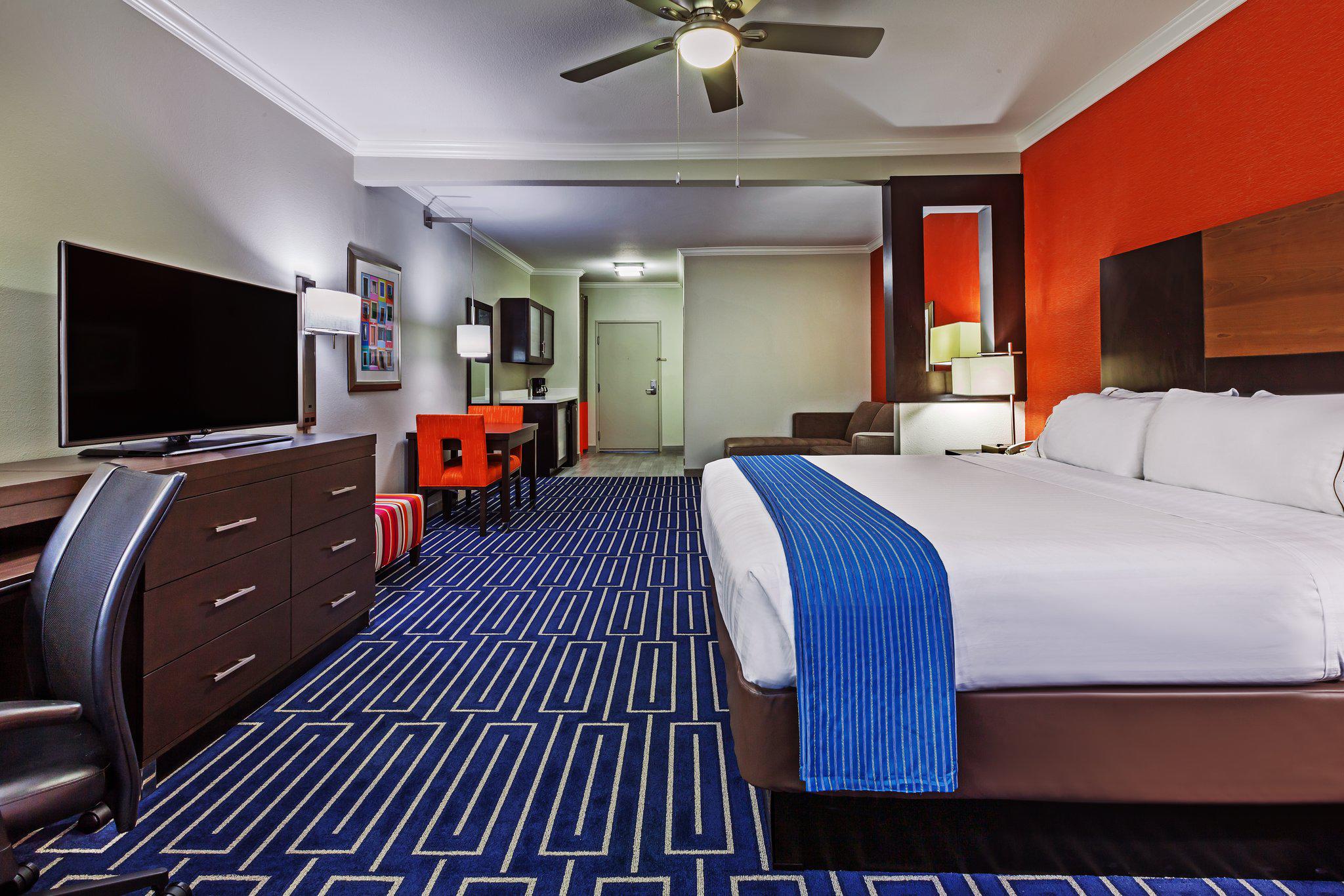 Фото Holiday Inn Express Hotels & Suites East Houston, an Ihg Hotel
