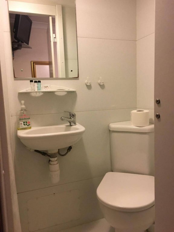 Фото The Globe Hotel