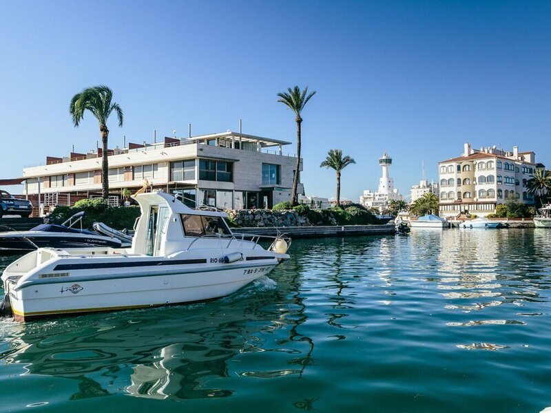 Жильё посуточно Apartment Overlooking the sea and the Port of Empuriabrava в Эмпуриабраве